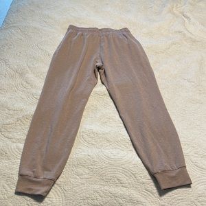 Vuori performance jogger in dogwood XS